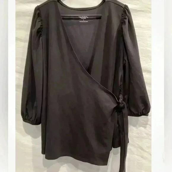 Ingrid+Isabel Maternity Wrap Top Black
Size XS Stretchy - Picture 1 of 9